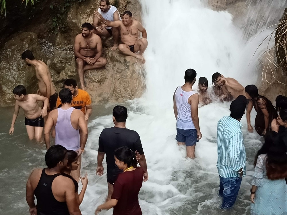 Neer Jharna Waterfall in Risihikesh – Photos, Timing, Ticket, How to Reach