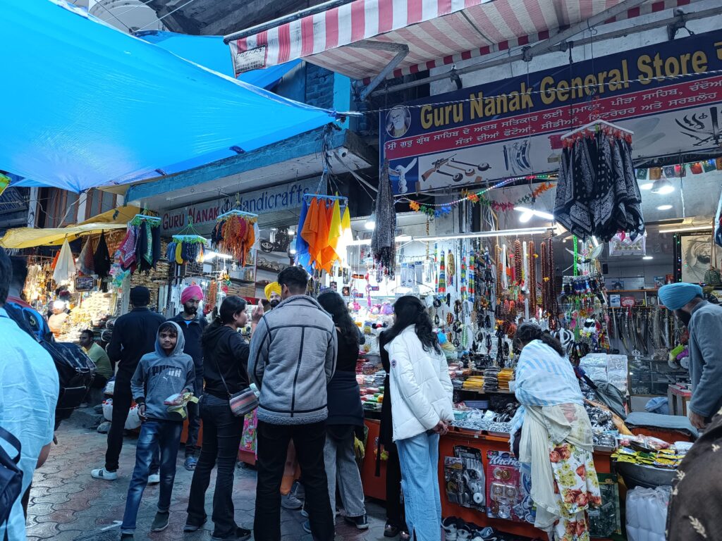 Market near Manikaran Gurudwara